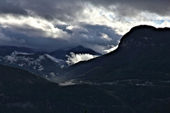 Wolkenverhangene Berge am Morgen