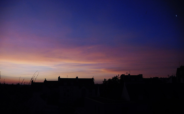 le ciel au lever du jour et le quartier de lune