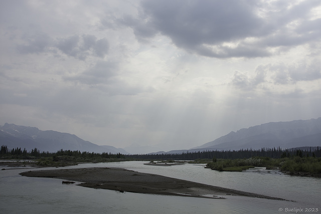 auf einem Parkplatz am Yellowhead Highway mit Blick auf den Athabasca River und auf ... siehe P.i.P.(© Buelipix)