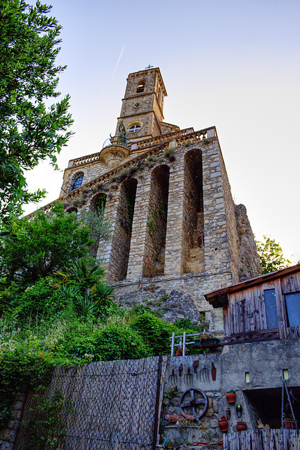 Eglise de Pierrelongue. 2