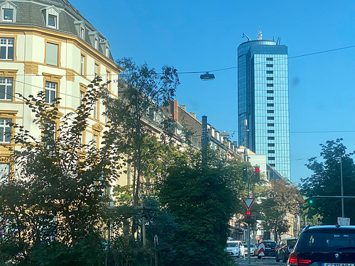 HELABA Frankfurt  (re. im Bild)