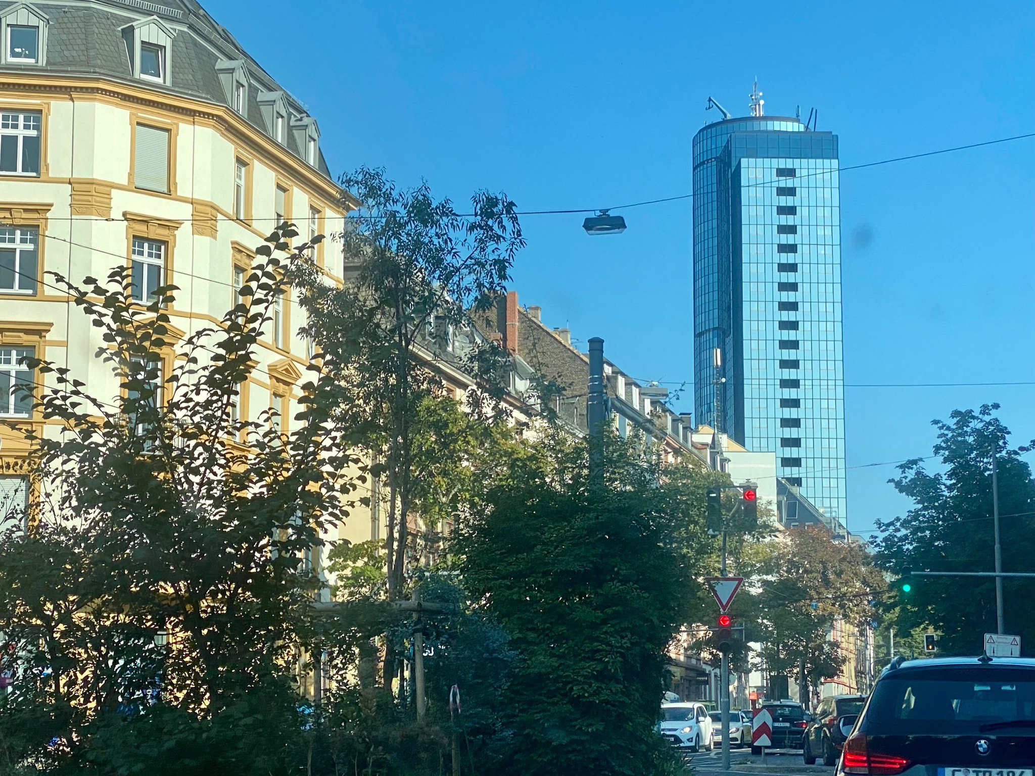 HELABA Frankfurt  (re. im Bild)