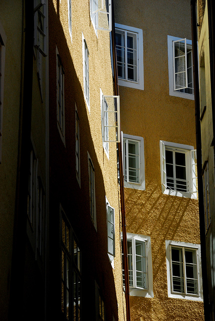 Mittagslicht in einer engen Gasse