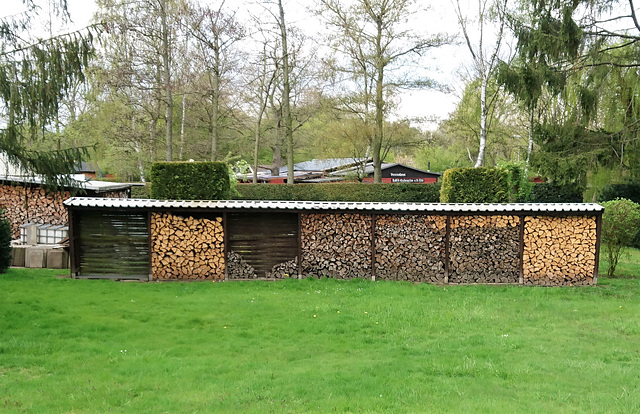 Holz vor der Hütten.