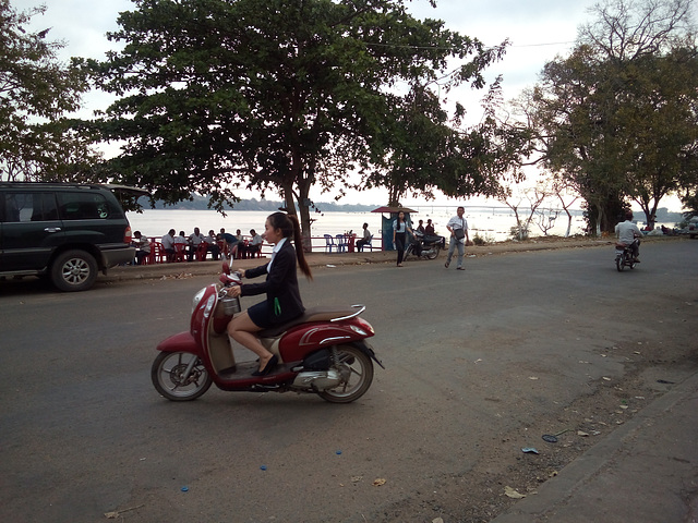 Jolie Cambodgienne en talons hauts / cute Cambodia young Lady in high heels