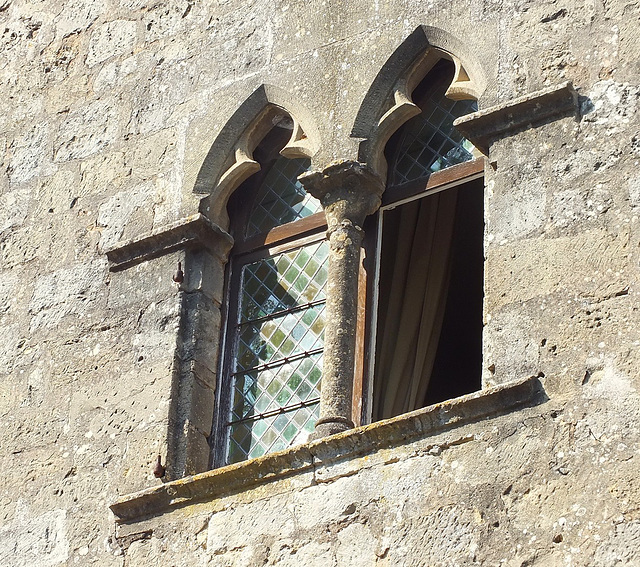 Fenêtre du porche (Bastide de Molières 24)