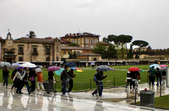 Regenschirmparade in Pisa, Italien