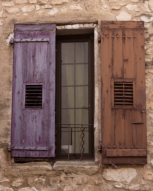 Window in Pernes-les-Fontaines