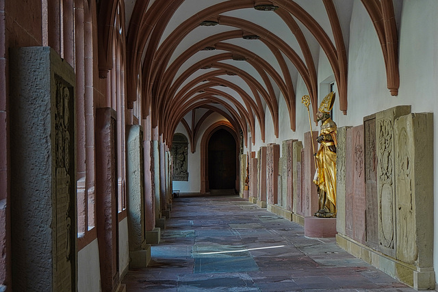 Im historischen Kreuzgang - In the historical cloister