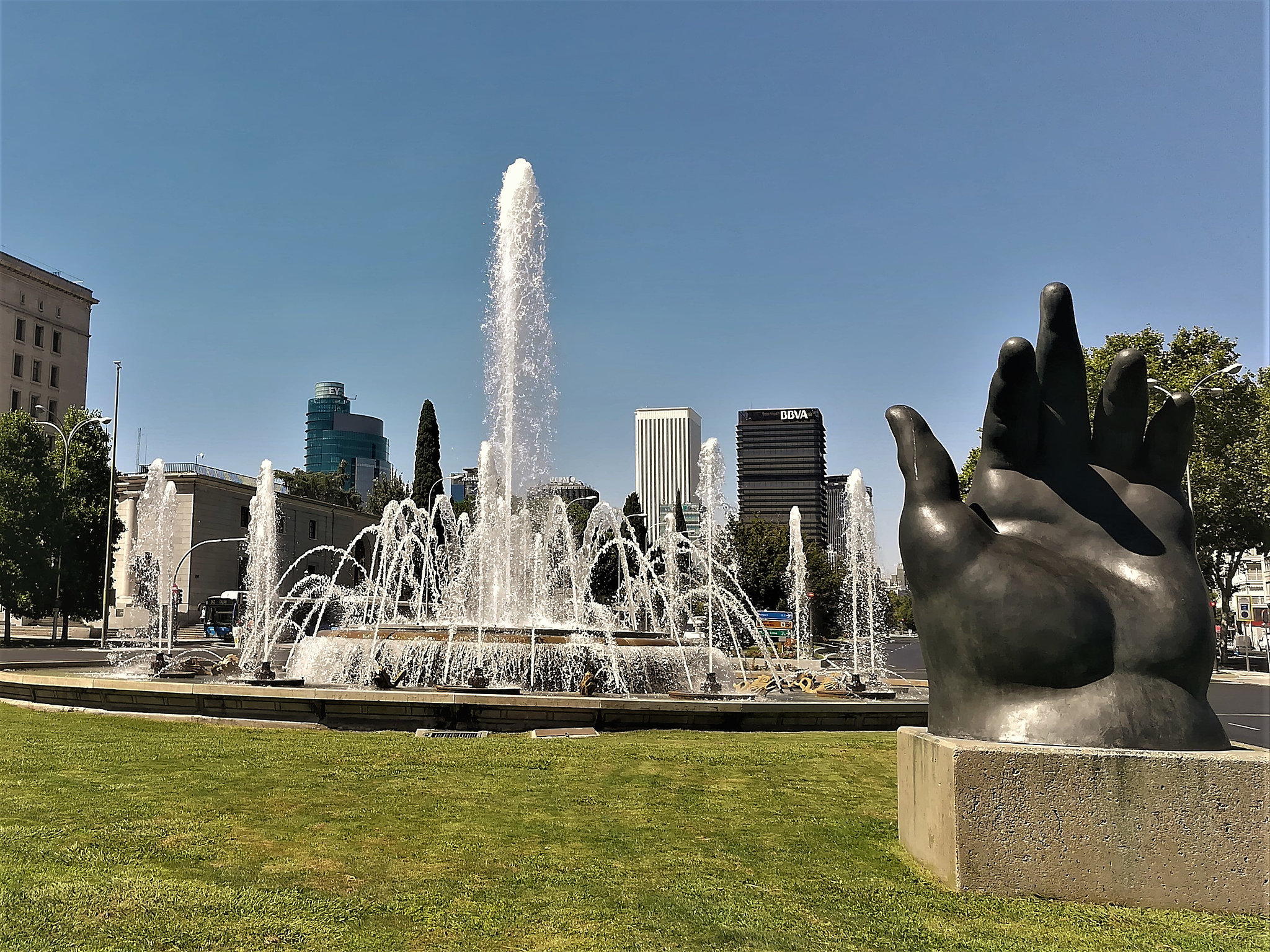 A strange sculpture (La Mano de Botero)