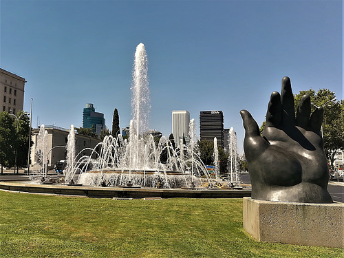 A strange sculpture (La Mano de Botero)