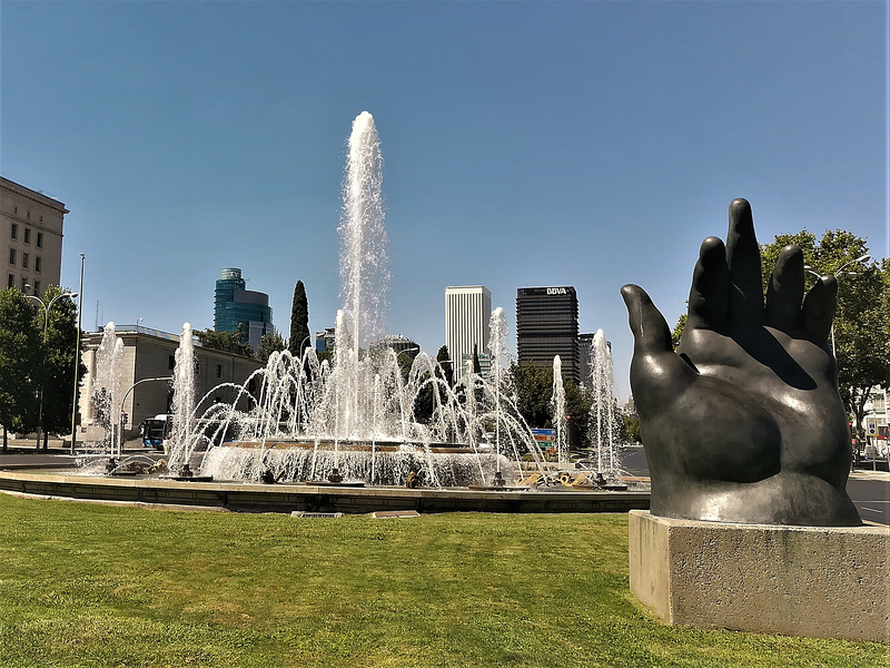 A strange sculpture (La Mano de Botero)