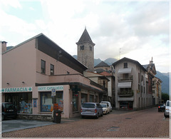 Via D. Uccelli und der Glockenturm der Stiftskirche San Vittore [PiP]