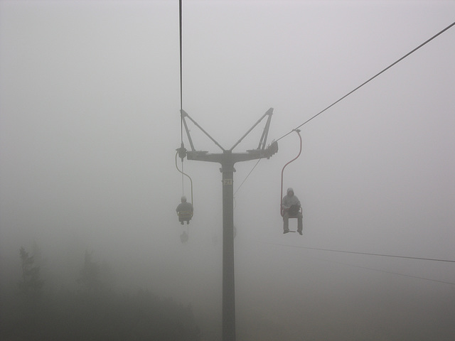 Talfahrt in den Wolken.