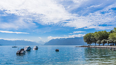 Blick vom Place du Vieux-Port über den Genfersee zum Rhonetal (© Buelipix)