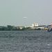 Wasserflugzeug vor der Wasserung (im Landeanflug)