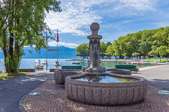 Fontaine Place du Vieux-Port (© Buelipix)