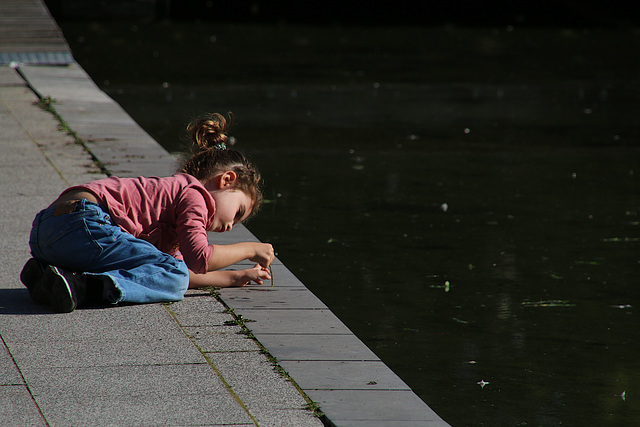 Monique me crie  fais attention tu as failli écraser cette petite fille . C'est vrai , la dernière fois que j'ai écrabouillé un enfant , j'ai sali mes croquenots et mon futal .