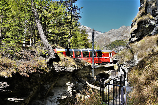 Cavaglia GR / Bahnhof Rh B / Hier Besuch des Gletscher-Garten !!!