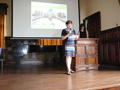 Lenka Angelová, la prezidantino de AEH, prezentas solenan alparolon omaĝe al la 10-jariĝo de la muzeo