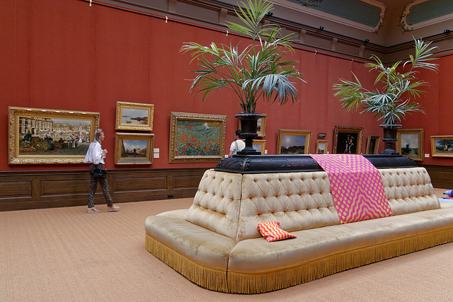 Enfin un canapé confortable dans un musée !