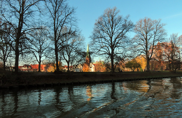 Lübeck hinter Bäumen