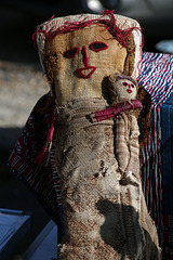 La mère et l'enfant - Poupée funéraire chancay, art populaire du nord du Pérou , fabriquée grâce à la récupération de textiles parfois vieux de mille ans .