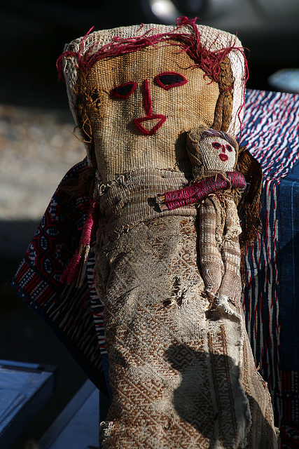 La mère et l'enfant - Poupée funéraire chancay, art populaire du nord du Pérou , fabriquée grâce à la récupération de textiles parfois vieux de mille ans .