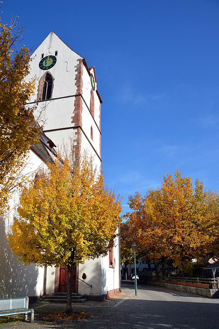 Herbststimmung bei der Alten Stadtkirche in Schopfheim