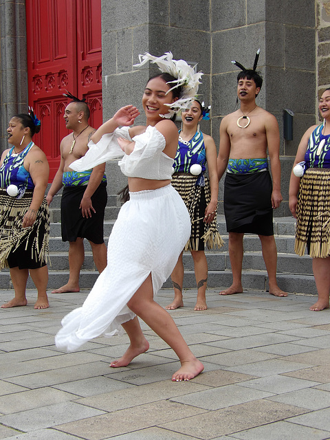 Le groupe folklorique de la Nouvelle Zelande , au folklore du monde 2024 de Saint Malo , à Saint Méloir des ondes . (35)