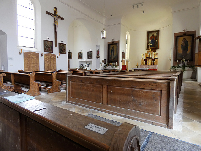 Blick zurück ins Kircheninnere