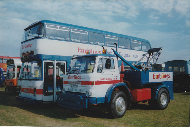 Emblings Coaches UTV 221S and tow truck GLW 50N at Showbus – 21 Sep 1998 (371-34)