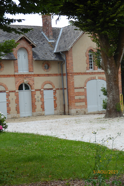 jolie demeure a SAINTE SUZANNE (prise par la grille) jolie demeure a SAINTE SUZANNE (prise par la grille)
