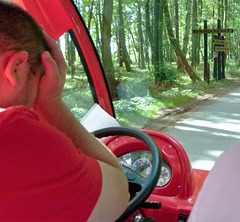 13 Fahrgäste im Wagen und mit 27 km/h durch den Wald.