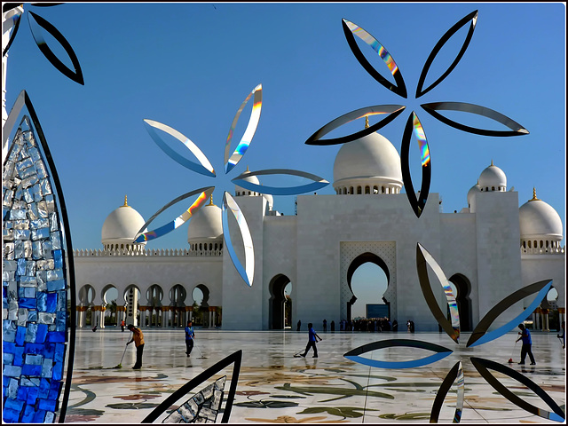 AbuDhabi : il gran piazzale attraverso la vetrata della moskea tenuto costantemente pulito e lucido - ingresso principale