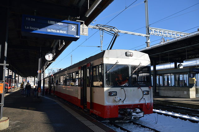 La Chaux-de-Fonds–Les Ponts-de-Martel, Zug vor der Abfahrt im Bahnhof La Chaux-de-Fonds