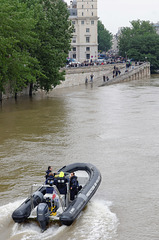 La police fluviale est sur les dents et sur l'eau à la fois