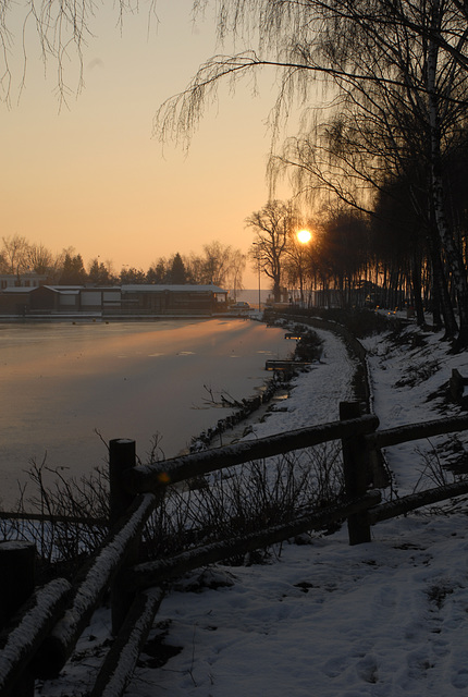 - Le Quesnoy - Soleil couchant sur l'étang du Pont rouge . LE  QUESNOY . Hauts-de-France .