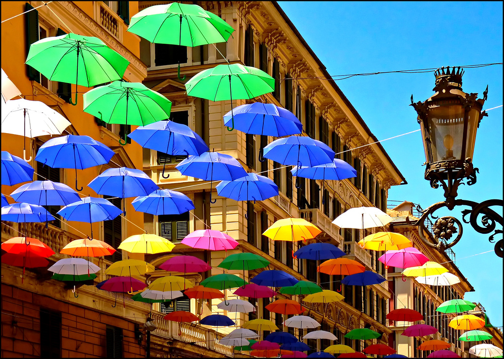 Ombrelli a Genova a festeggiare la primavera !