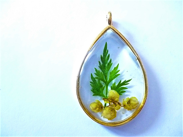 Teardrop shape with yellow flowers