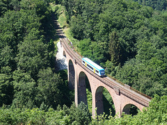 Hunsrückbahn Hubertusviadukt Boppard, diesmal mit Bahn