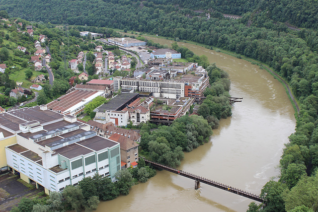 Besançon (25). Juin 2016. Depuis la Citadelle, le Doubs et la friche industrielle de l'ancienne Rhodiacéta.