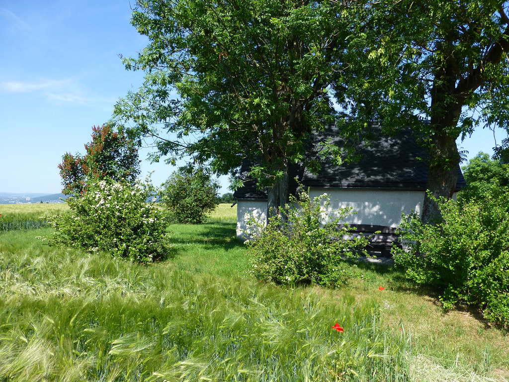 HBM im Schatten einer Kapelle