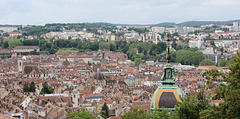 Besançon (25). Juin 2016. Vue sur la vieille ville depuis les avant-postes de la citadelle.