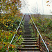 Treppe aus Bahngleisen (Halde Brockenscheidt, Waltrop-Brockenscheidt) / 17.11.2019