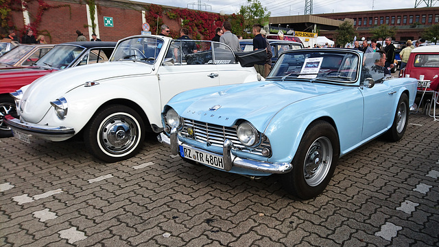 VW Käfer Cabrio und Triumph TR 4