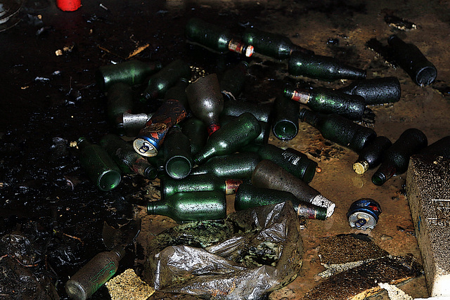 Dans un garage , ce qui prouve que l'on peut être un mécano alcoolique et dégueu .