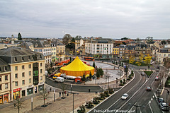 sur la place