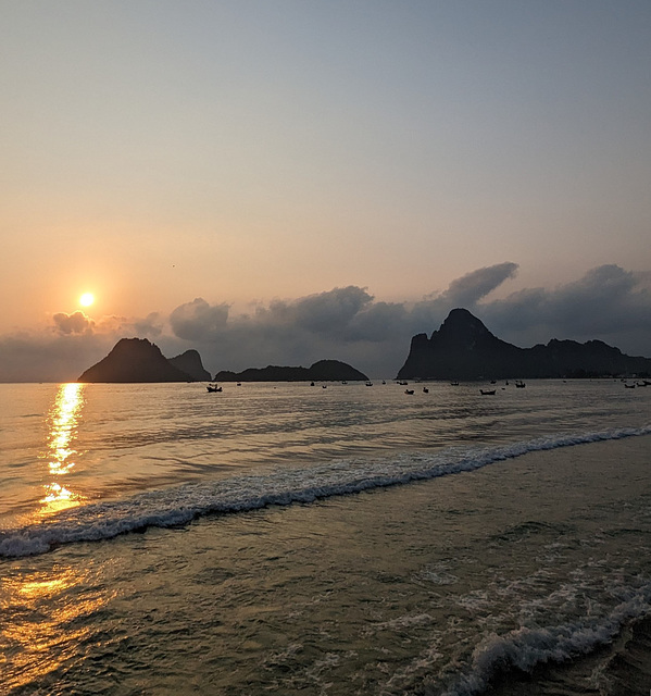 La fantasmagorie des levers de soleil Prachuapiens !!