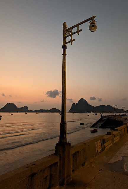 Un lampadaire se réveillait en douceur en s'étirant pour la photo.....